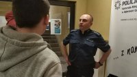 policjant rozmawia ze studntami
