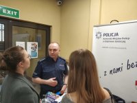 policjant rozmawia ze studentami