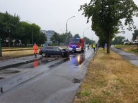 Uszkodzony w wypadku samochód opel stojący w poprzek jezdni