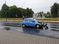 Uszkodzony w wypadku samochód chevrolet stojący na jezdni