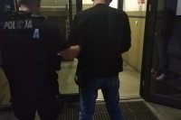 Policjant z zatrzymanym mężczyzną