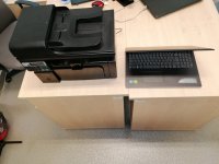 Odzyskane skradzione rzeczy: drukarka i laptop lezące na biurku.
