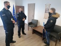 Komendant Miejski Policji w Dąbrowie Górniczej wraz z I Zastępcą składają podziękowania uczniowi klasy mundurowej.