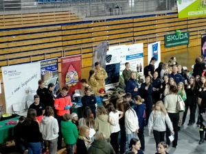 Umundurowani policjanci w trakcie pogadanek i pokazu sprzętu policyjnego na Targach Edukacji i Festiwalu Zawodów w Hali Widowiskowo-Sportowej.