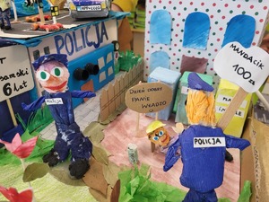 Na zdjęciu jest praca plastyczna jednego z przedszkolaków. Pokazująca zawód policjanta.